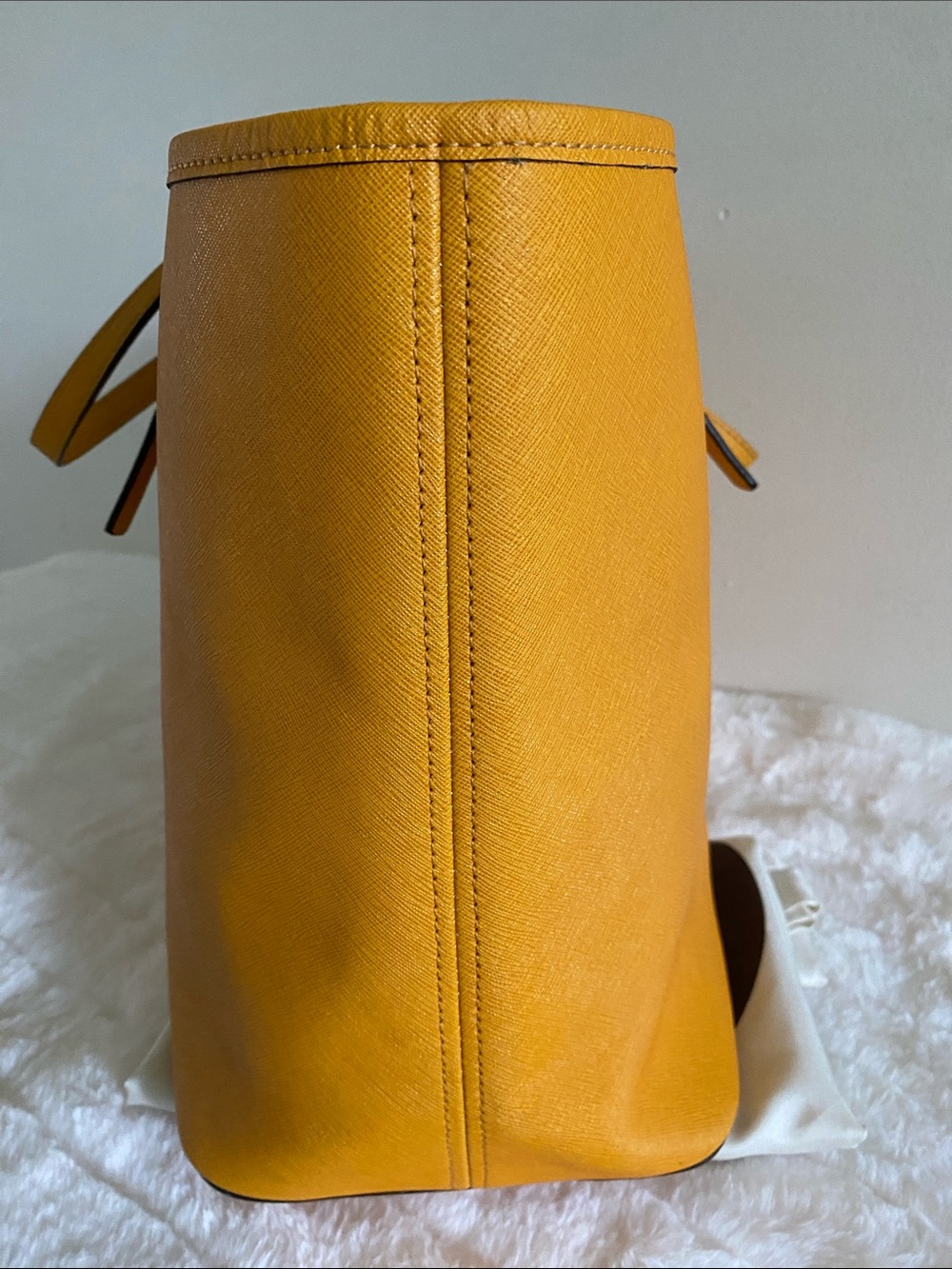 MICHAEL Michael Kors Jet Set Travel Medium Tote in Marigold - Picture 5 of 17
